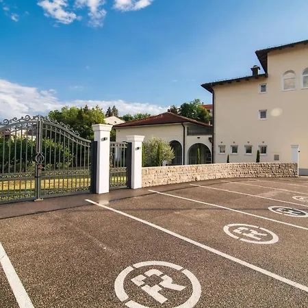 Toscanina Garni Hotel 4*