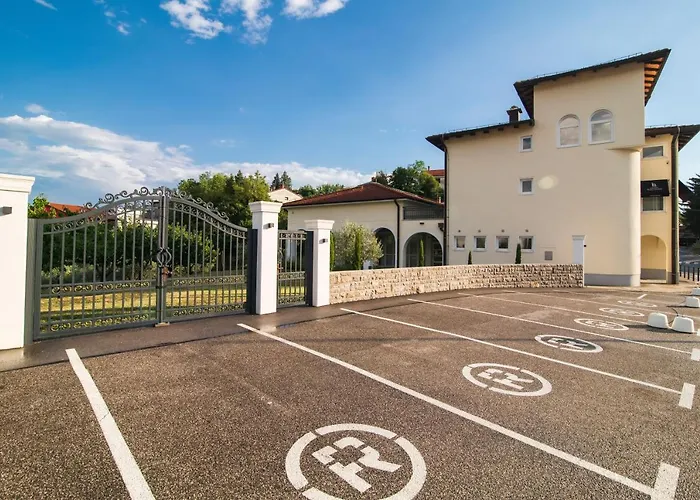 Toscanina Garni Hotel 4*